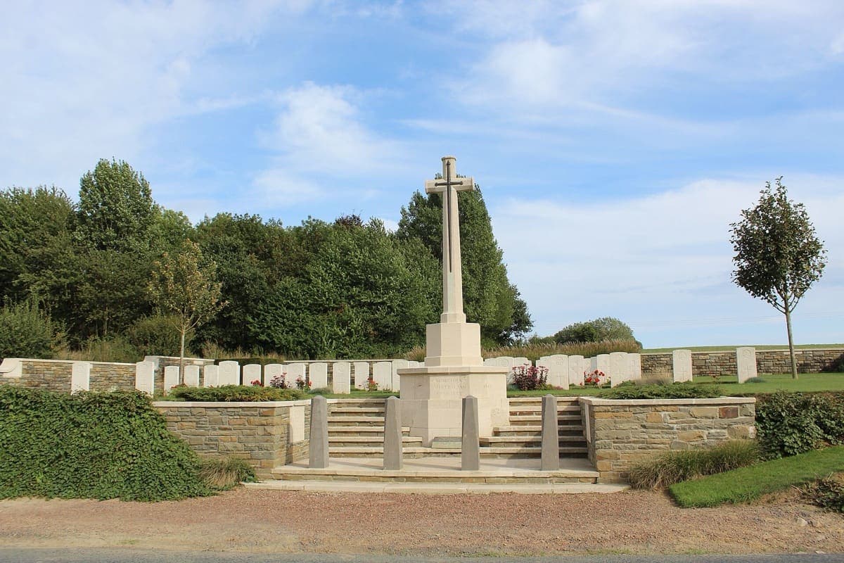 Les stèles blanches du cimetière militaire du Commonwealth