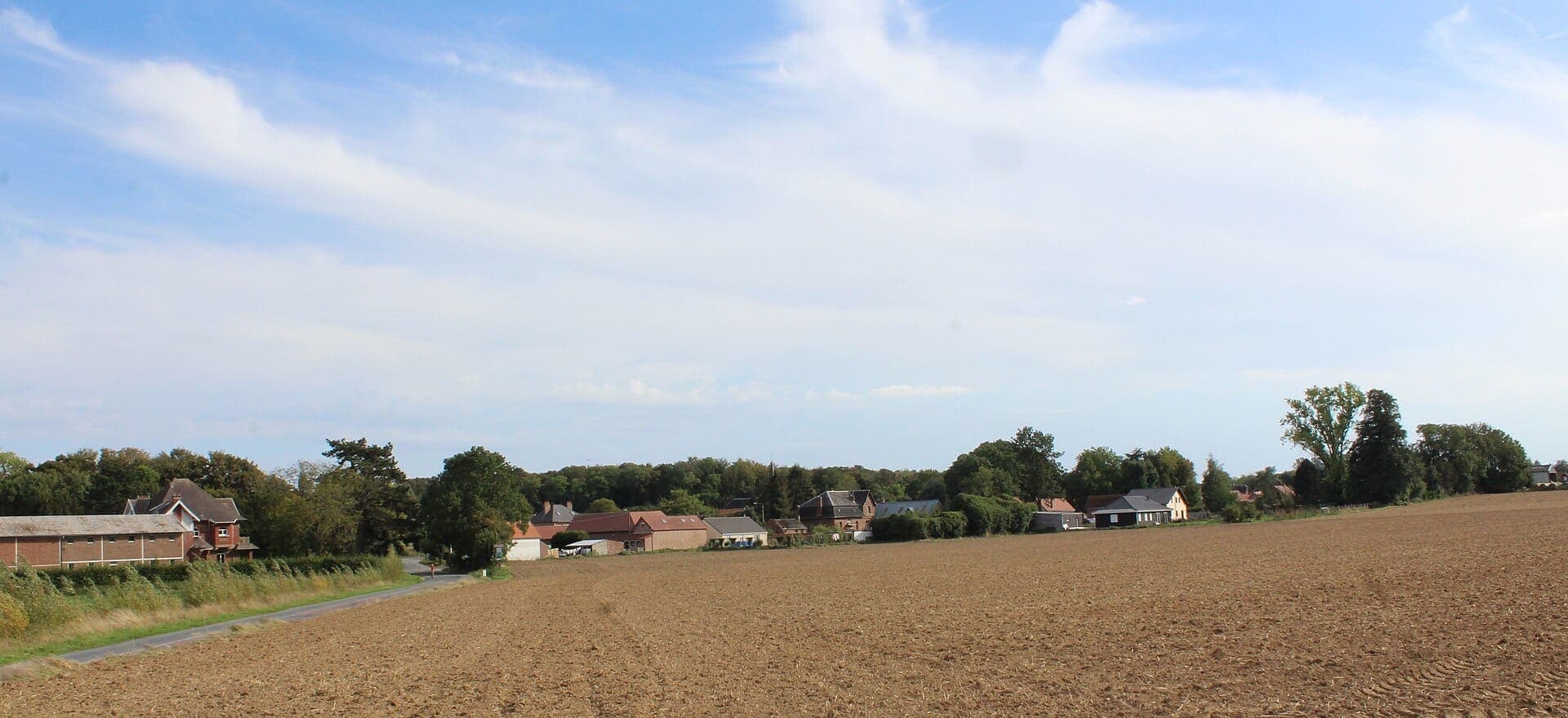 Panorama du village au bord des terres labourées